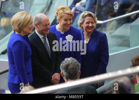 14 marzo 2018, Germania Berlino: (L-R) Julia Kloeckner (CDU), designato ministro per l'alimentazione e l'agricoltura, l'Olaf Scholz (SPD), designato ministro delle finanze, Franziska Giffey (SPD), designato ministro famiglie e Svenja Schulze (SPD), designato come ministro dell'ambiente, in piedi insieme prima dell'elezione del Cancelliere tedesco nell'Edificio del Reichstag. Foto: Kay Nietfeld/dpa Foto Stock