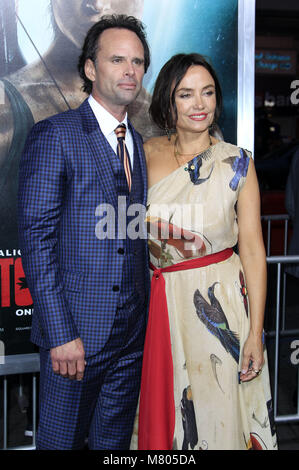 Hollywood, California. Xii Mar, 2018. Walton Goggins e sua moglie Nadia Conners frequentare il "Tomb Raider" premiere a TCL Chinese Theatre IMAX su Marzo 12, 2018 a Hollywood, in California. | Verwendung weltweit Credito: dpa/Alamy Live News Foto Stock