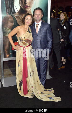 Hollywood, California. Xii Mar, 2018. Nadia Conners e sua moglie Walton Goggins frequentare il "Tomb Raider" premiere a TCL Chinese Theatre IMAX su Marzo 12, 2018 a Hollywood, in California. | Verwendung weltweit Credito: dpa/Alamy Live News Foto Stock