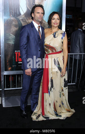 Hollywood, California. Xii Mar, 2018. Walton Goggins e sua moglie Nadia Conners frequentare il "Tomb Raider" premiere a TCL Chinese Theatre IMAX su Marzo 12, 2018 a Hollywood, in California. | Verwendung weltweit Credito: dpa/Alamy Live News Foto Stock