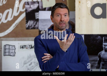 14 marzo 2018, Germania, Herzogenaurach: Kasper Rorsted, amministratore delegato di Adidas AG, gesti durante una foto chiamata al risultato annuale conferenza stampa di adidas AG. Foto: Daniel Karmann/dpa Foto Stock