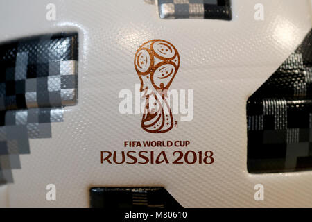 14 marzo 2018, Germania, Herzogenaurach: la palla ufficiale della prossima Coppa del Mondo di calcio in Russia in mostra durante i risultati annuali di conferenza stampa di adidas AG. Foto: Daniel Karmann/dpa Foto Stock