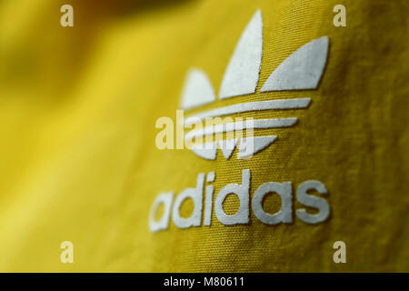 14 marzo 2018, Germania, Herzogenaurach: il logo adidas su un capo di abbigliamento presso i risultati annuali di conferenza stampa di adidas AG. Foto: Daniel Karmann/dpa Foto Stock