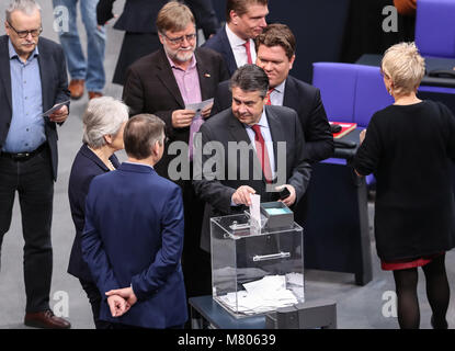 Berlino, Germania. Xiv Mar, 2018. In uscita il Ministro degli esteri tedesco Sigmar GABRIEL (C) getta il suo voto durante un incontro presso il Parlamento europeo a Berlino, Germania, 14 marzo 2018. Angela Merkel è stato rieletto come cancelliere tedesco il mercoledì dal Parlamento, dando dei calci a fuori il suo quarto termine a guidare l'Europa la più grande economia. Credito: Shan Yuqi/Xinhua/Alamy Live News Foto Stock