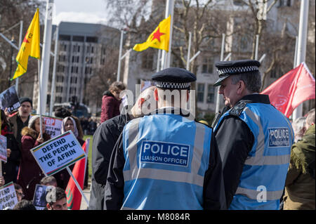Londra, Regno Unito. Il 14 marzo 2018, manifestanti curdi blocco Parlamento Street al di fuori della Camera dei Comuni per protestare contro l'aggressività turca funzionari di collegamento di polizia parlare con gli organizzatori Credito: Ian Davidson/Alamy Live News Foto Stock