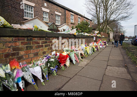 Cenere di nodosi, Liverpool, Regno Unito. Il 14 marzo 2018. Omaggi floreali essendo posto al di fuori della casa di Liverpool comico Sir Ken Dodd che morì il 11 marzo nella casa dove egli ha vissuto tutta la sua vita. Credito; Ken Biggs/Alamy Live News. Foto Stock