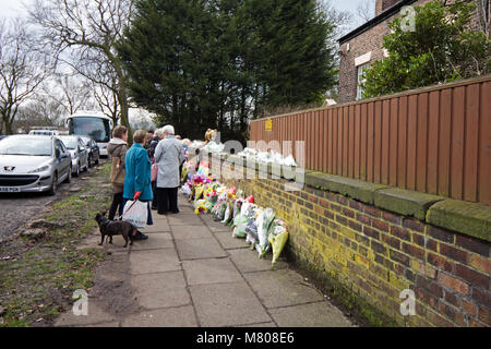Cenere di nodosi, Liverpool, Regno Unito. Il 14 marzo 2018. Omaggi floreali essendo posto al di fuori della casa di Liverpool comico Sir Ken Dodd che morì il 11 marzo nella casa dove egli ha vissuto tutta la sua vita. Credito; Ken Biggs/Alamy Live News. Foto Stock