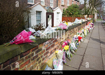 Cenere di nodosi, Liverpool, Regno Unito. Il 14 marzo 2018. Omaggi floreali essendo posto al di fuori della casa di Liverpool comico Sir Ken Dodd che morì il 11 marzo nella casa dove egli ha vissuto tutta la sua vita. Credito; Ken Biggs/Alamy Live News. Foto Stock