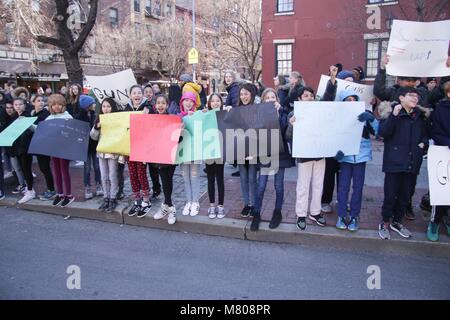 New York, NY, STATI UNITI D'AMERICA. Xiv Mar, 2018. Gli studenti provenienti da Little Red School House e Elisabeth Irwin High School passo fuori della scuola per protestare contro la NRA e della violenza pistola negli Stati Uniti il 14 marzo 2018 a New York City. Credito: Dc/media/punzone Alamy Live News Foto Stock