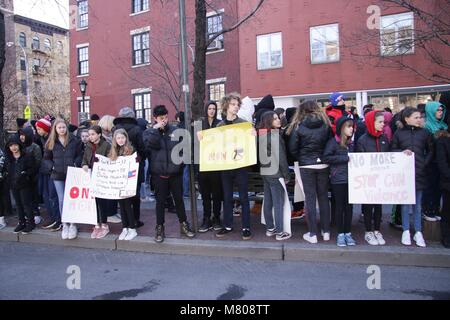New York, NY, STATI UNITI D'AMERICA. Xiv Mar, 2018. Gli studenti provenienti da Little Red School House e Elisabeth Irwin High School passo fuori della scuola per protestare contro la NRA e della violenza pistola negli Stati Uniti il 14 marzo 2018 a New York City. Credito: Dc/media/punzone Alamy Live News Foto Stock