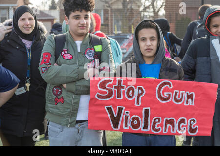 Dearborn, Michigan STATI UNITI D'America - 14 Marzo 2018 - Gli studenti provenienti da Fordson High School hanno camminato fuori della classe per 17 minuti un mese dopo che 17 persone sono state uccise in un parco di alta scuola di ripresa. Essi erano parte di uno studente nazionale di protesta contro la violenza della pistola. Foto Stock