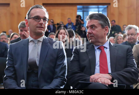 14 marzo 2018, Germania Berlino: l'uscita il Ministro degli esteri tedesco Sigmar GABRIEL (R) trasferisce il suo ufficio di Heiko Maas (entrambi il Partito socialdemocratico (SPD)). Maas precedentemente era stato prestato giuramento al Bundestag tedesco. Foto: Kay Nietfeld/dpa Foto Stock