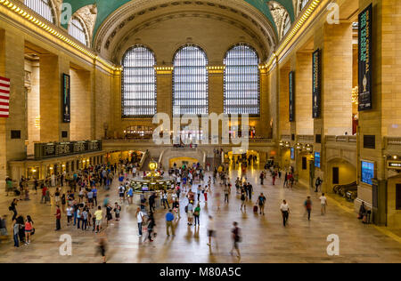 Persone che passano attraverso l'affollato atrio principale al Grand Central Staion a New York City Foto Stock