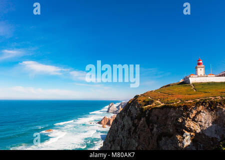 Paesaggio panoramico con faro del Cabo da Roca, un capo che costituisce la misura più occidentale del Portogallo continentale. Foto Stock