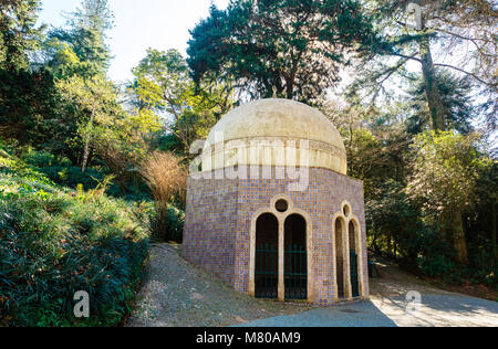 A cupola gazebo orientali presso la pena Parco del palazzo della pena in Portogallo. Foto Stock