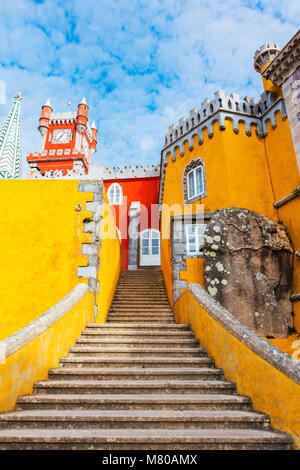 Una delle scale presso il Palazzo Reale di pena o "Castelo da Pena' come è più comunemente noto, Portogallo, Sintra. Foto Stock