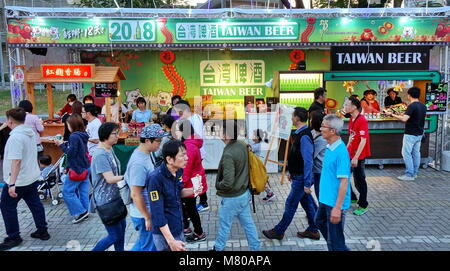 KAOHSIUNG, Taiwan -- Febbraio 19, 2018: una grande stalla vende birra e snack presso il 2018 festa delle lanterne che accoglie con favore l'anno del cane. Foto Stock