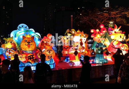 KAOHSIUNG, Taiwan -- Febbraio 19, 2018: persone visitano il 2018 festa delle lanterne per accogliere l'anno del cane. Foto Stock