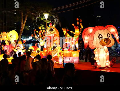 KAOHSIUNG, Taiwan -- Febbraio 19, 2018: persone visitano il 2018 festa delle lanterne per accogliere l'anno del cane. Foto Stock