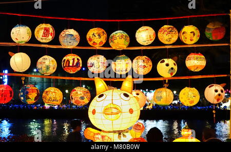 KAOHSIUNG, Taiwan -- Febbraio 19, 2018: lampioncini colorati sono sul display sulle rive del fiume dell'Amore durante il 2018 festa delle lanterne di dare il benvenuto a t Foto Stock