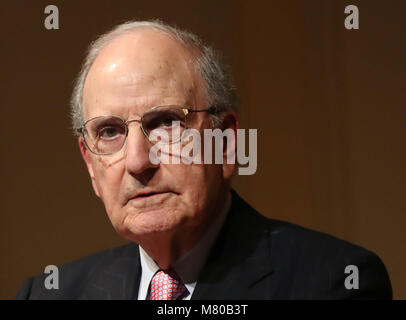 Il senatore George Mitchell parlando a un accordo del Venerdì Santo ventesimo anniversario presso la Biblioteca del Congresso a Washington DC il giorno tre del Taoiseach Leo Varadkar della settimana lunga visita negli Stati Uniti d'America. Foto Stock