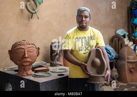 Artista di ceramica Flavio Hernandez al suo workshop nella sua casa di Santa Fe de la Laguna, Michoacan, Messico. Foto Stock