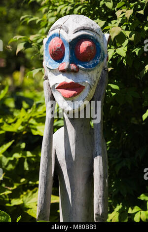 Close-up di una statua in legno in un cortile paesaggistico giardino d'estate. Foto Stock