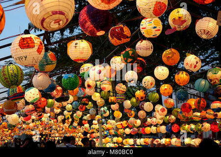 KAOHSIUNG, Taiwan -- Febbraio 19, 2018: lampioncini colorati sono sul display sulle rive del fiume dell'Amore durante il 2018 festa delle lanterne di dare il benvenuto a t Foto Stock