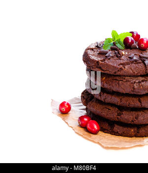 Pila di cioccolato fondente cookies con mirtillo palustre isolati su sfondo bianco Foto Stock