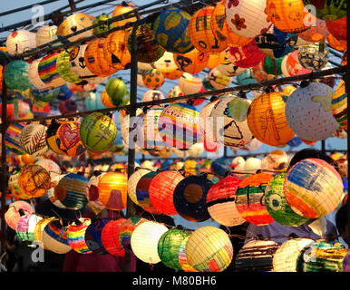 KAOHSIUNG, Taiwan -- Febbraio 19, 2018: lampioncini colorati sono sul display sulle rive del fiume dell'Amore durante il 2018 festa delle lanterne di dare il benvenuto a t Foto Stock