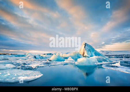 Iceberg galleggiante a Jokulsarlon laguna glaciale di sunrise, in Islanda. Foto Stock