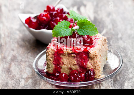 Pollame il patè di fegato con salsa di mirtilli su una piastra Foto Stock