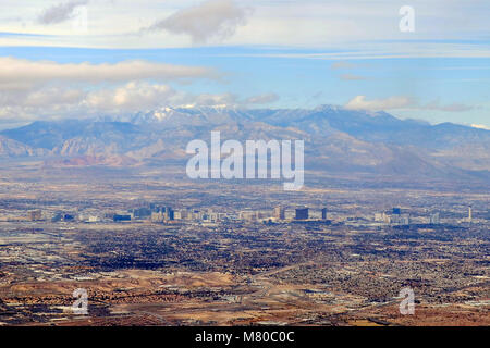 Vista aerea del Las Vegas Strip con il Monte Charleston in distanza, nel deserto del Nevada, USA. Foto Stock