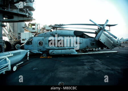 Northrop Grumman E-2 Hawkeye e MH-60S Seahawk terreni in USS Carl Vinson Foto Stock