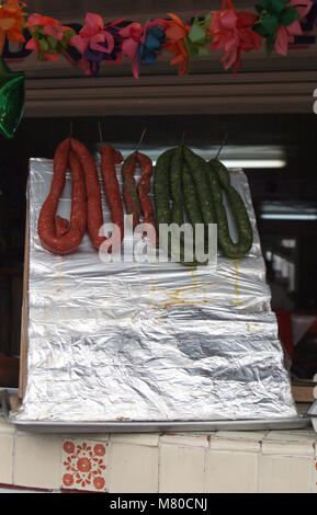 Il verde e il rosso del chorizo venduti a un messicano storefront Foto Stock