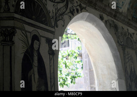 Gli affreschi sulla parete; vergine, Papa, a Santo Domingo ex-convento, Oaxtepec, Messico Foto Stock