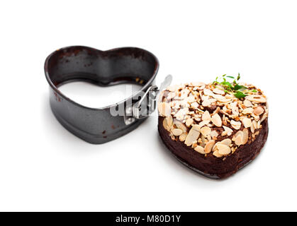 Il giorno di San Valentino dessert. Torta al cioccolato a forma di cuore e di forma metallica stagno Foto Stock