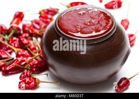 La salsa calda dal peperoncino e pomodori isolato su bianco Foto Stock