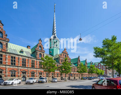 La Danimarca, la Zelanda, Copenaghen, vista della Børsen, Royal Exchange, l'ex borsa con il suo distintivo guglia, conformata come code di quattro dr Foto Stock