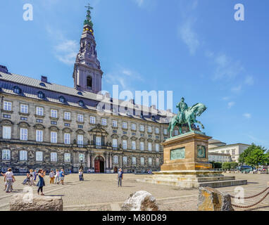 La Danimarca, la Zelanda, Copenaghen, la statua equestre di Federico VII a Christianborg Palazzo, sede del Folketinget il parlamento danese Foto Stock