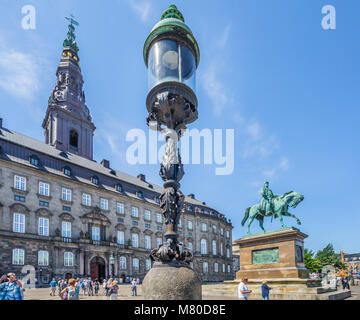 La Danimarca, la Zelanda, Copenaghen, la statua equestre di Federico VII a Christianborg Palazzo, sede del Folketinget il parlamento danese Foto Stock