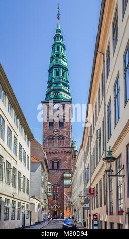 La Danimarca, la Zelanda, Copenaghen, la guglia della ex San Nikolaj Chiesa che ora è una mostra di arte contemporanea hall, noto come Nikolaj Kunsthal, visto Foto Stock