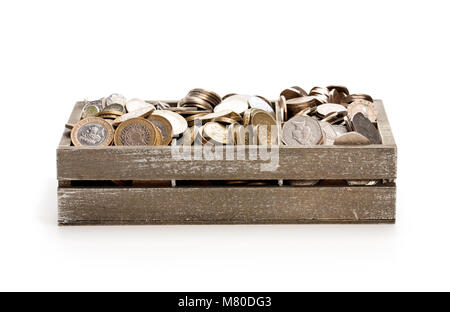 Cashbox in legno pieno di lira sterlina monete Foto Stock