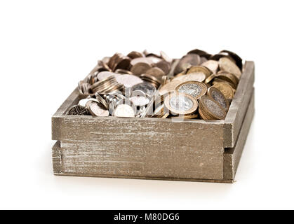 Cashbox in legno pieno di lira sterlina monete Foto Stock