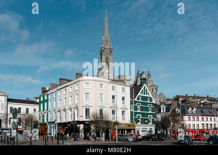 Cobh, Irlanda - 9 Novembre 2017: una vista pittoresca del lungomare della piccola cittadina irlandese con negozi tradizionali Foto Stock