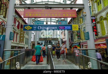 Singapore - 8 Feb 2018. Persone provenienti da Chinatown MRT Station in Singapore. Foto Stock