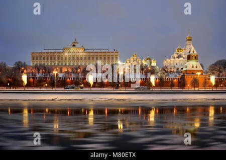 Cremlino di Mosca con la riflessione su Icy fiume Moskva nel crepuscolo Foto Stock