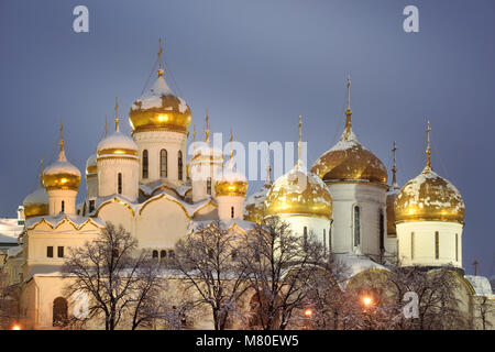 Snow-Covered cupole dorate del Cremlino di Mosca nel crepuscolo Foto Stock