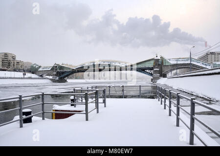 = a Kievskaya molo del fiume Moskva in Snow = vista dal molo 'Kievsky Stazione Ferroviaria' a Berezhkovskaya argine del gelido fiume Moskva (Mosc Foto Stock