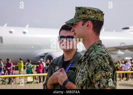 Singapore - Feb 10, 2018. US Air Force (USAF) soldati con velivoli in Changi, Singapore. Foto Stock